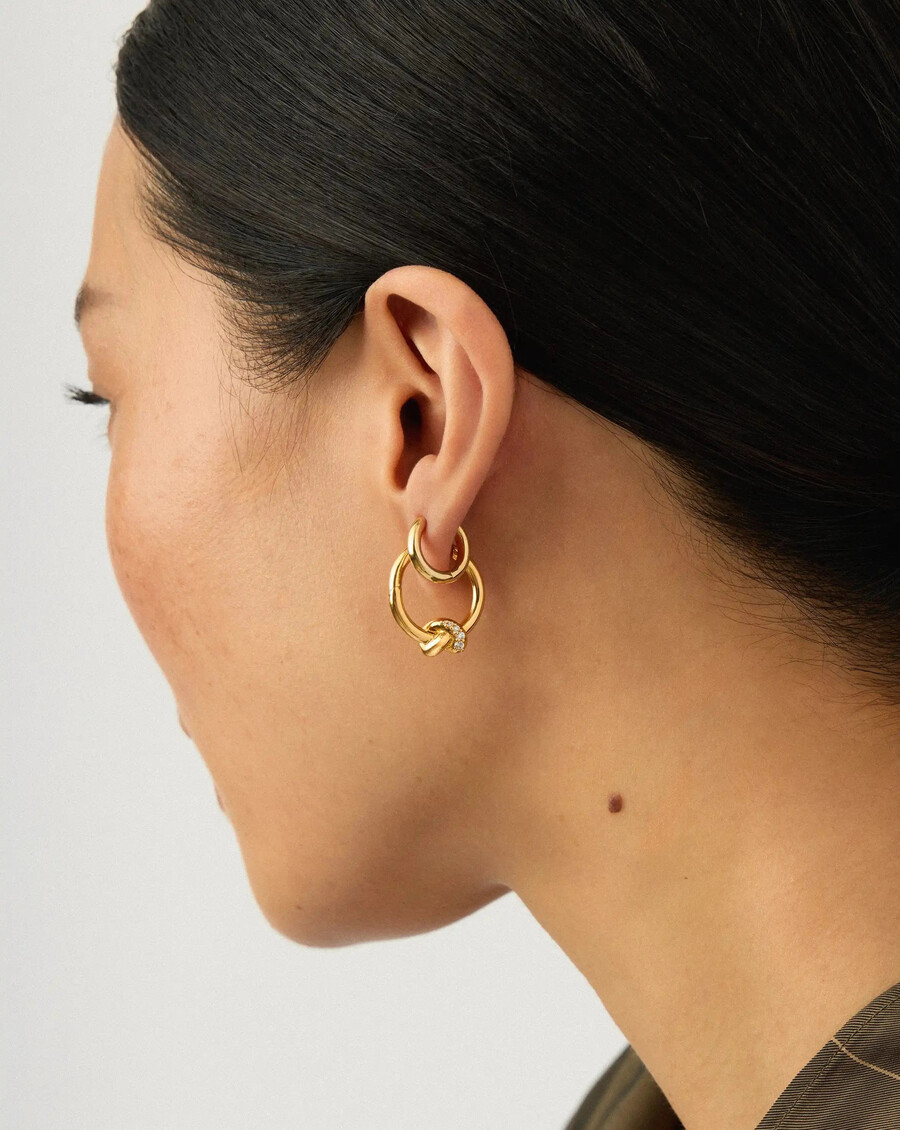 conjunto de pendientes con nudo pavé y túnel clásico de lucy williams
