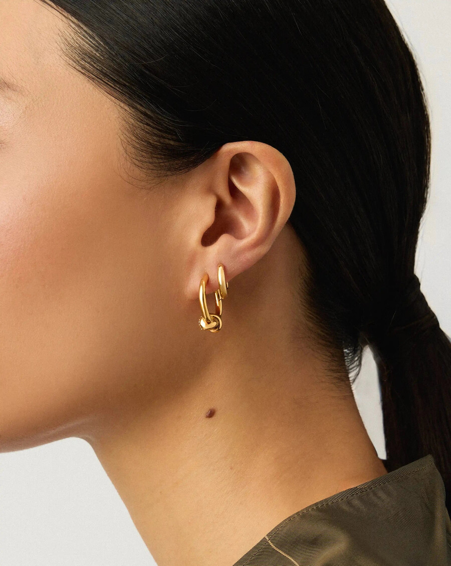 conjunto de pendientes con nudo pavé y túnel clásico de lucy williams