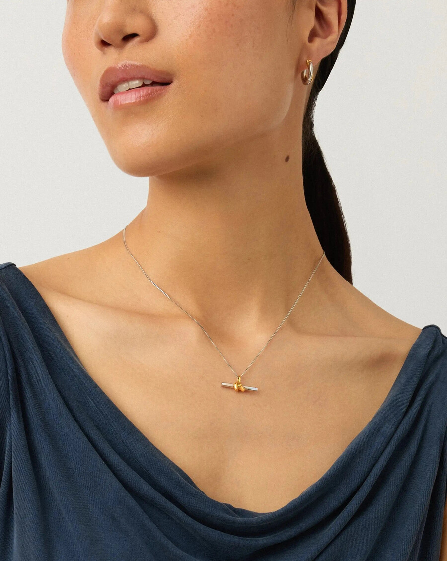 conjunto de collar con nudo en t y pendientes entrelazados de lucy williams