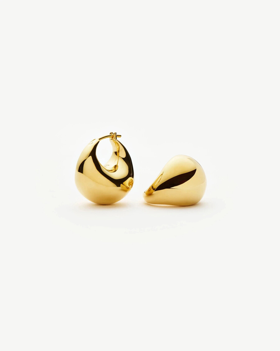pendientes de aro pequeños dorados con forma de cúpula rechoncha escultural