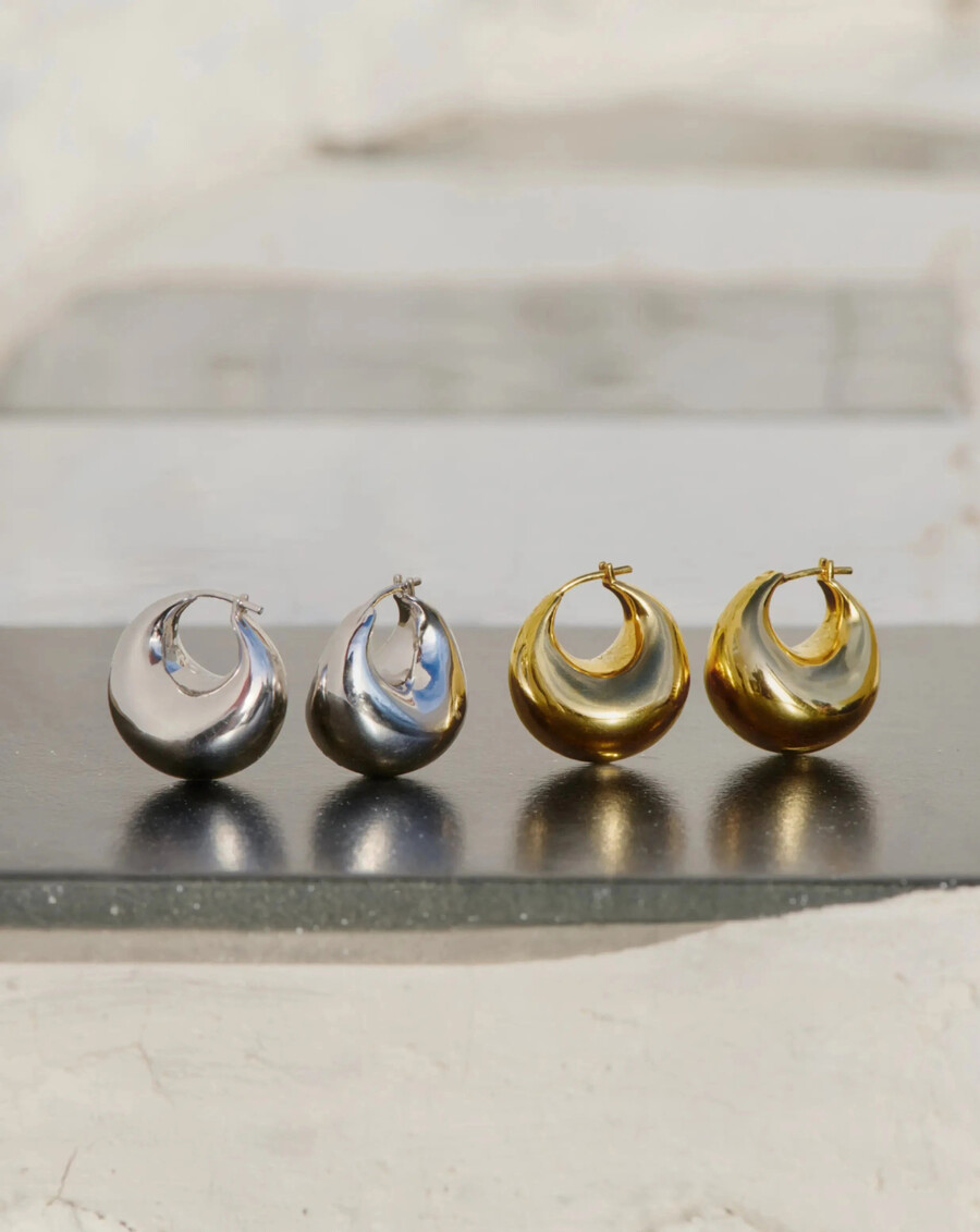 pendientes de aro pequeños dorados con forma de cúpula rechoncha escultural