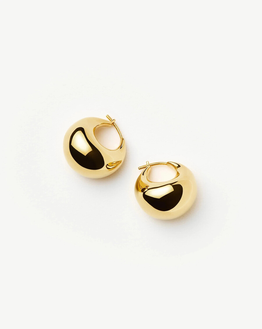 pendientes de aro pequeños dorados con forma de cúpula rechoncha escultural