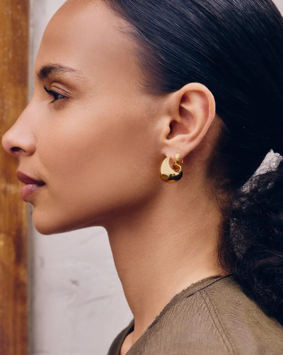 pendientes de aro pequeños dorados con forma de cúpula rechoncha escultural