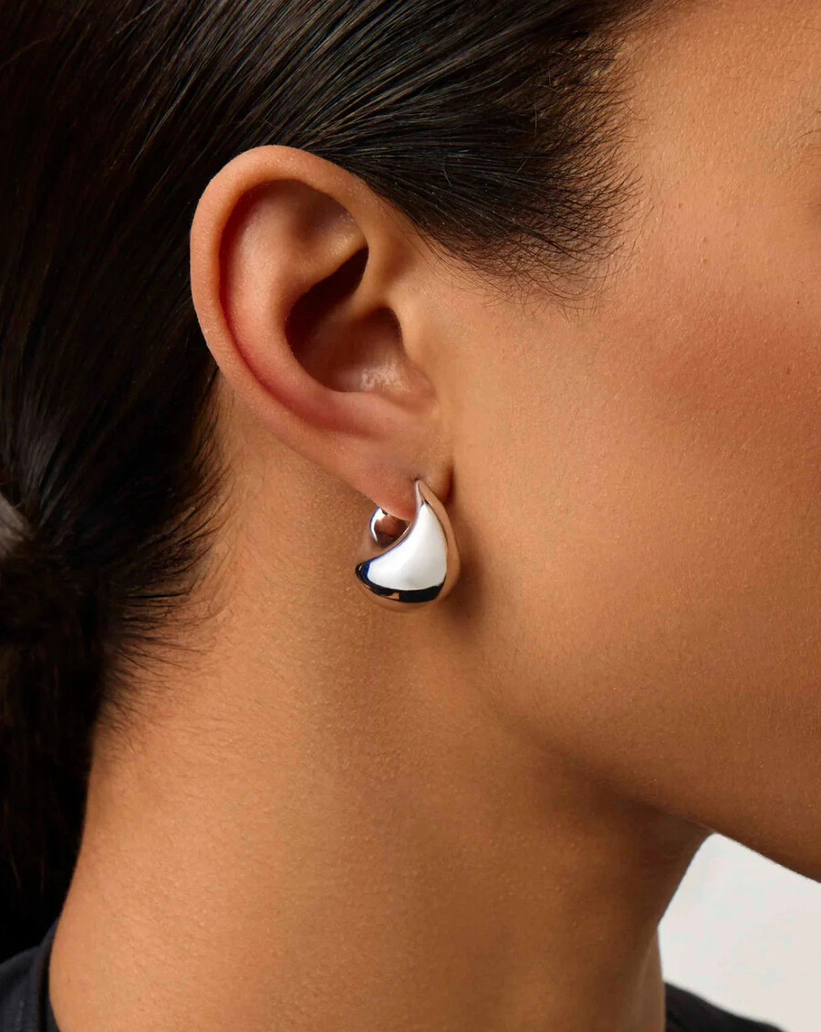 pendientes de aro pequeños de plata con forma de cúpula rechoncha y esculturales - missoma