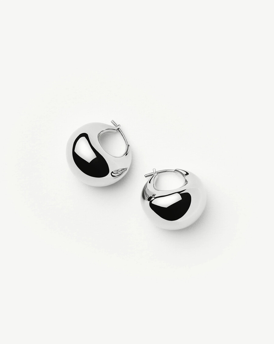 pendientes de aro pequeños de plata con forma de cúpula rechoncha y esculturales - missoma