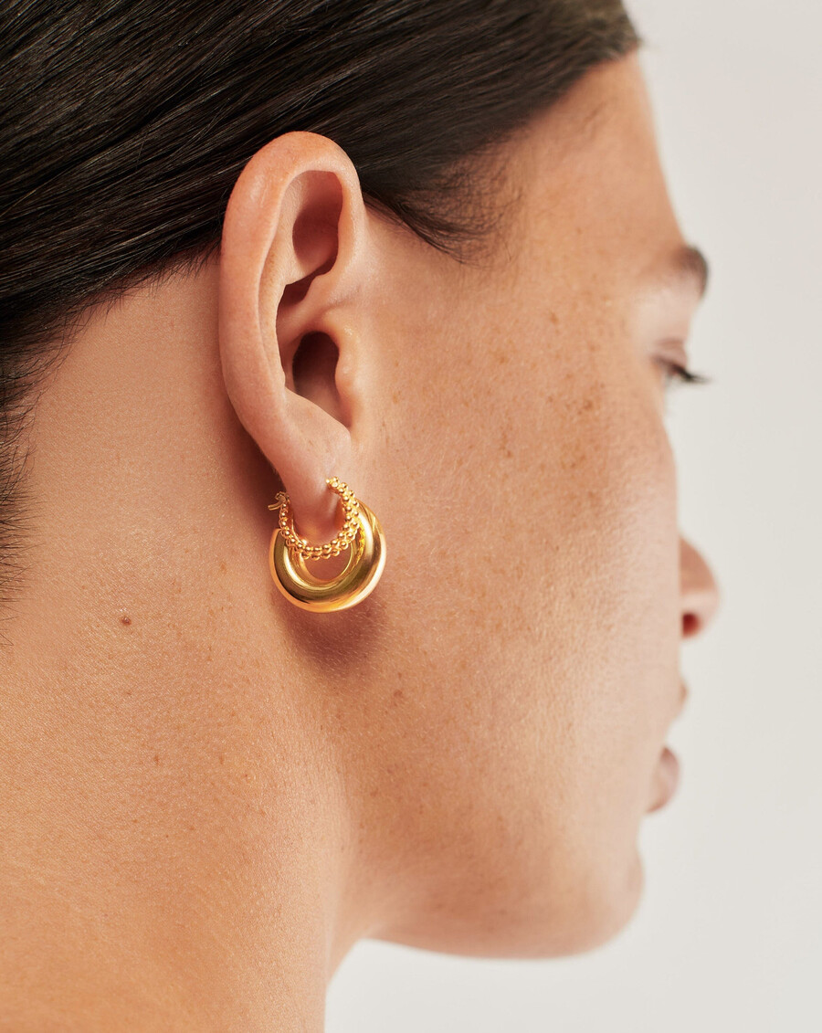 mini pendientes de aro dorados baya