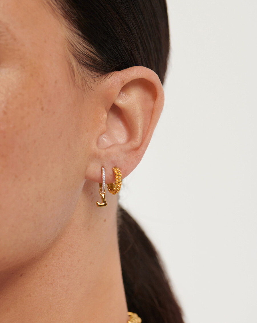 mini pendientes de aro dorados baya