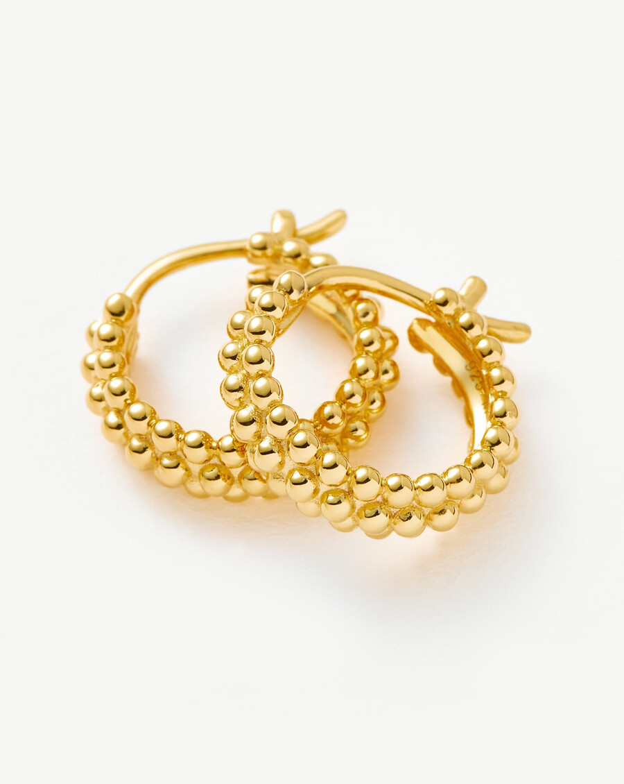 mini pendientes de aro dorados baya