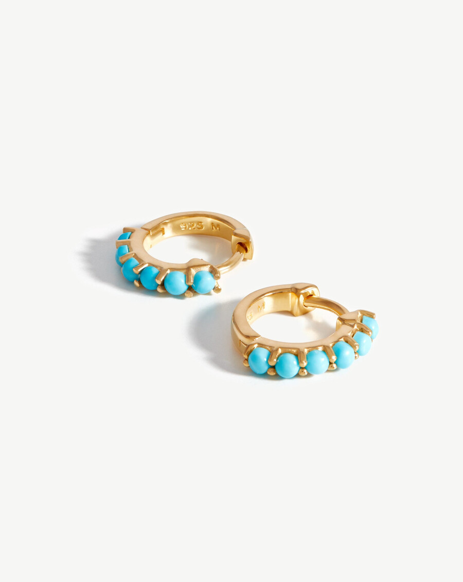 pendientes huggie con piedras preciosas - oro vermeil de 18 quilatesturquesa