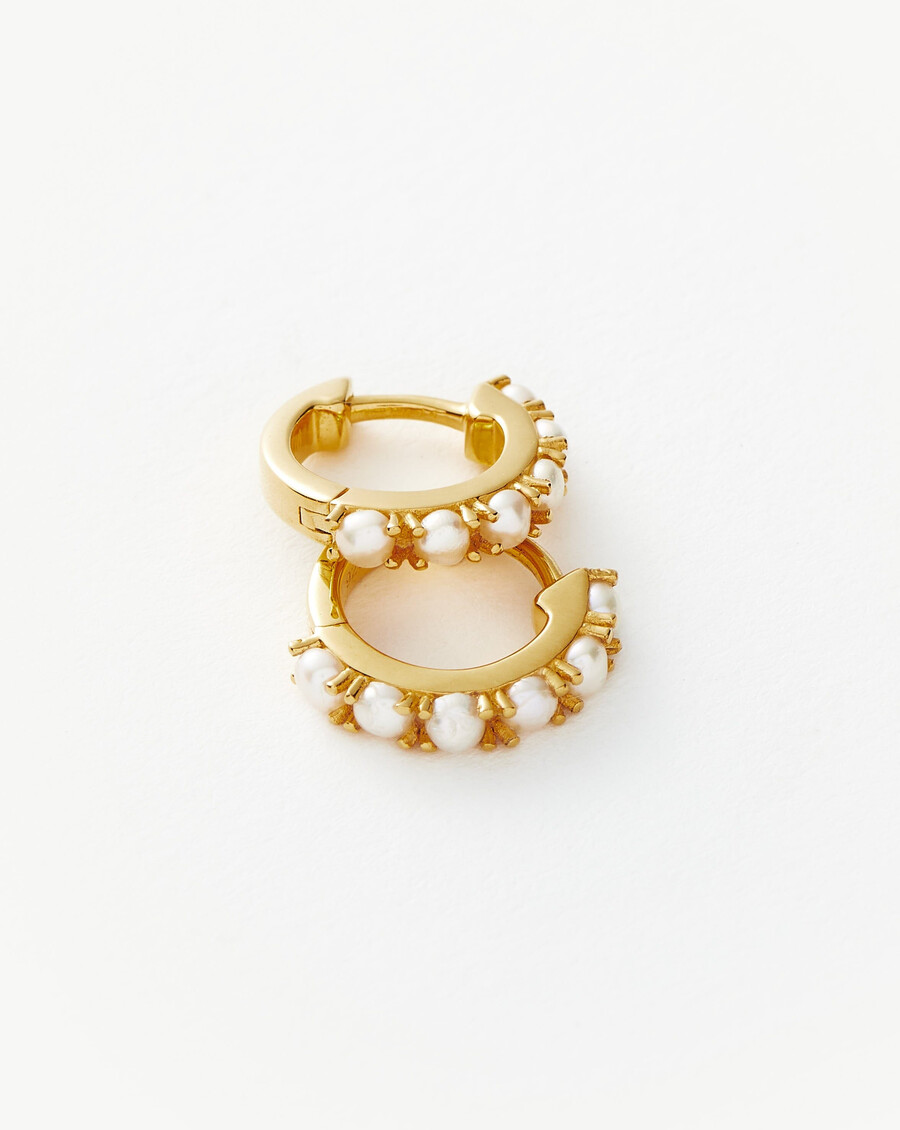 pendientes huggie con piedras preciosas - oro vermeil de 18 quilatesperla