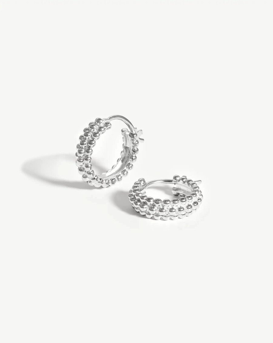 mini pendientes de aro de plata baya