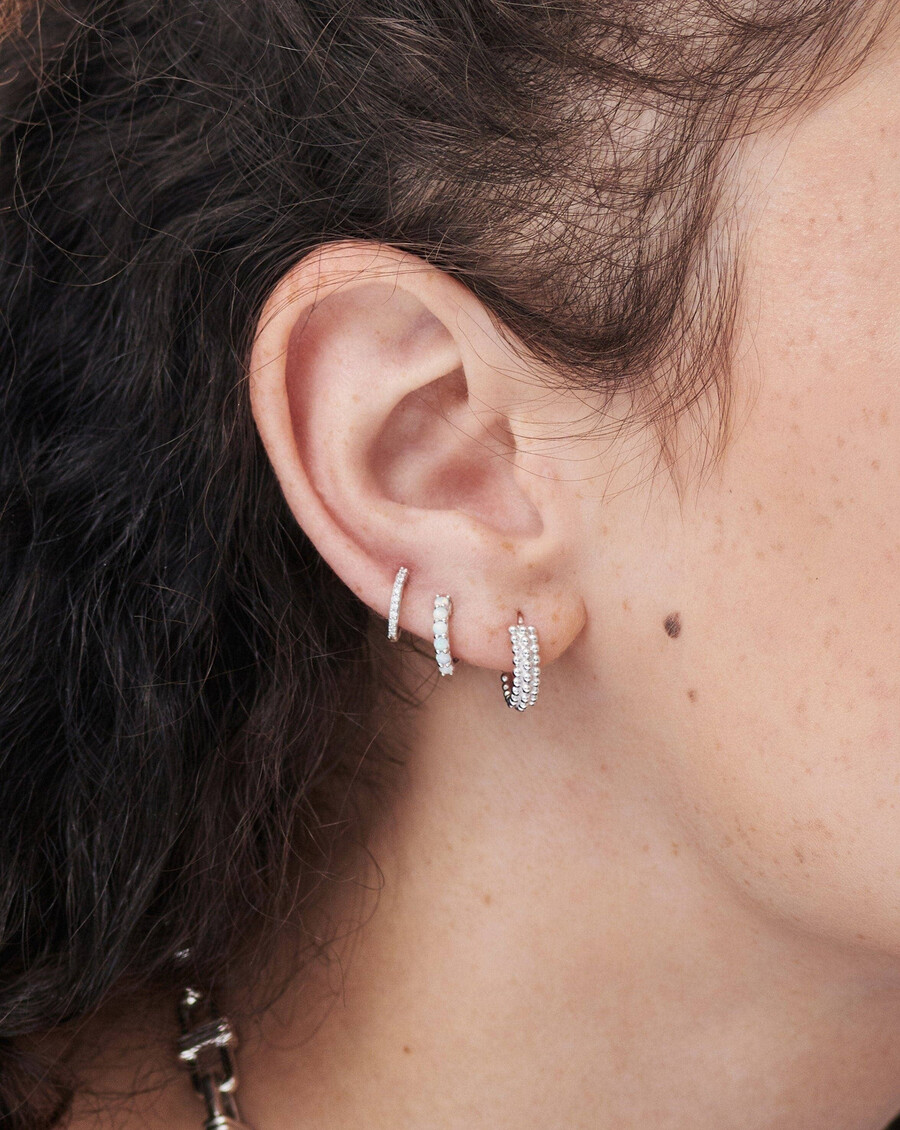mini pendientes de aro de plata baya