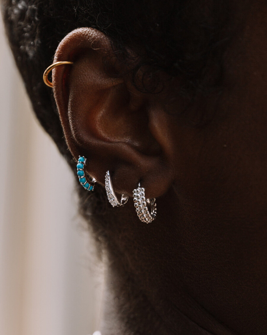 mini pendientes de aro de plata baya