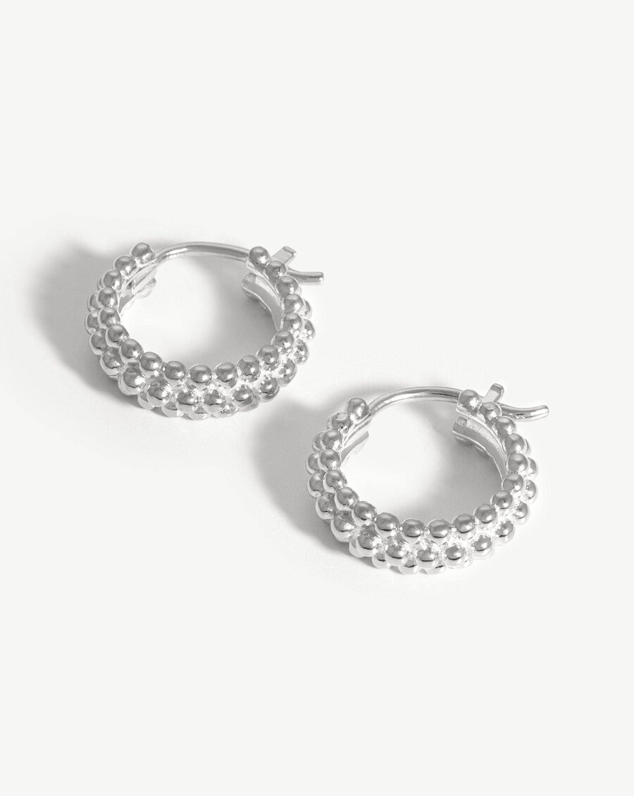 mini pendientes de aro de plata baya