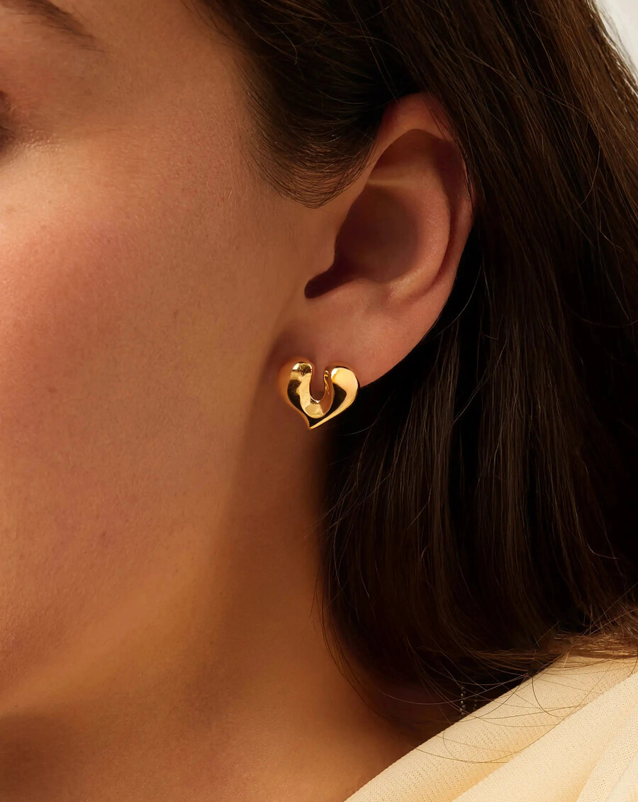 pendientes de oro con forma de corazón fundido