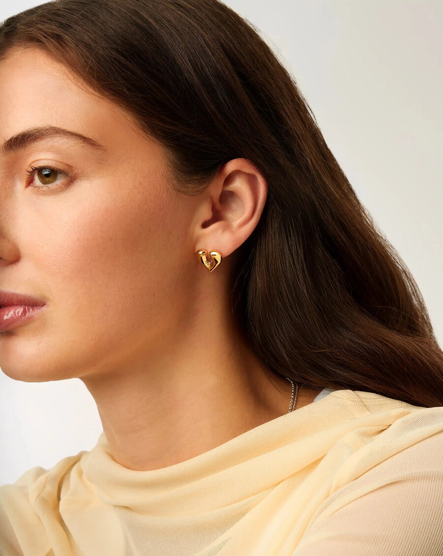 pendientes de oro con forma de corazón fundido