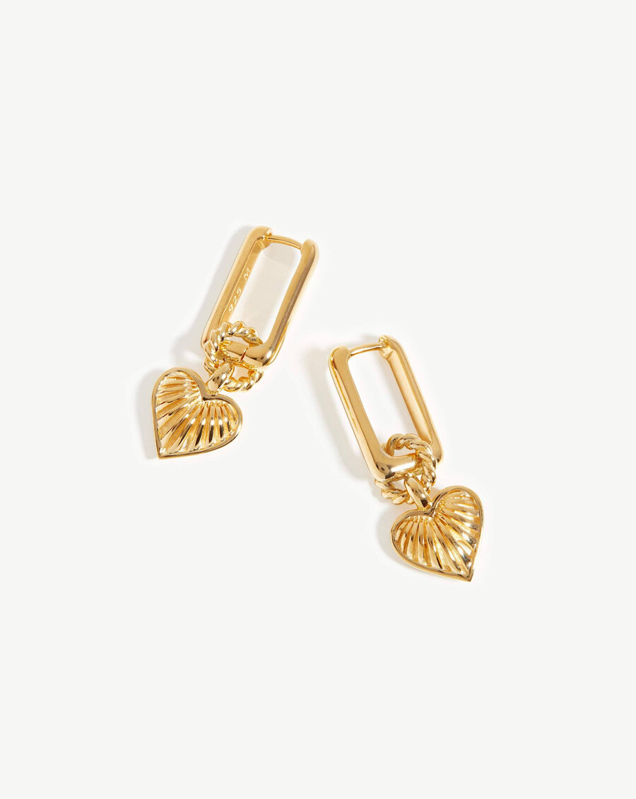 pendientes con dije de corazón ridge - oro vermeil de 18 k