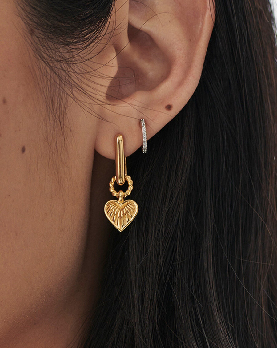 pendientes con dije de corazón ridge - oro vermeil de 18 k