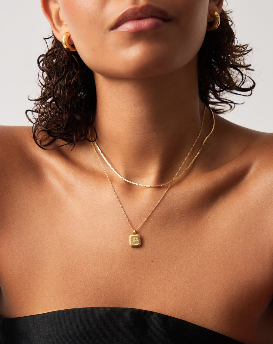 collar con colgante de piedra natal de marzo