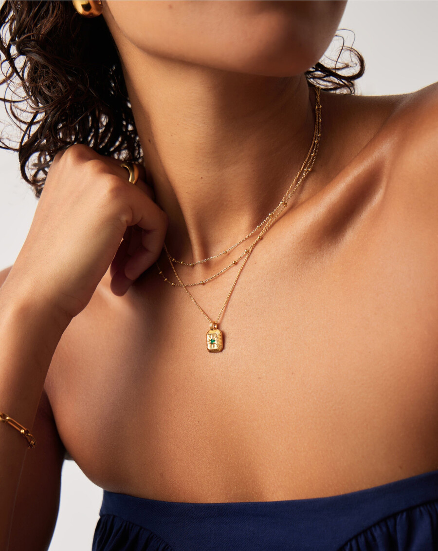 collar con colgante de piedra natal de mayo