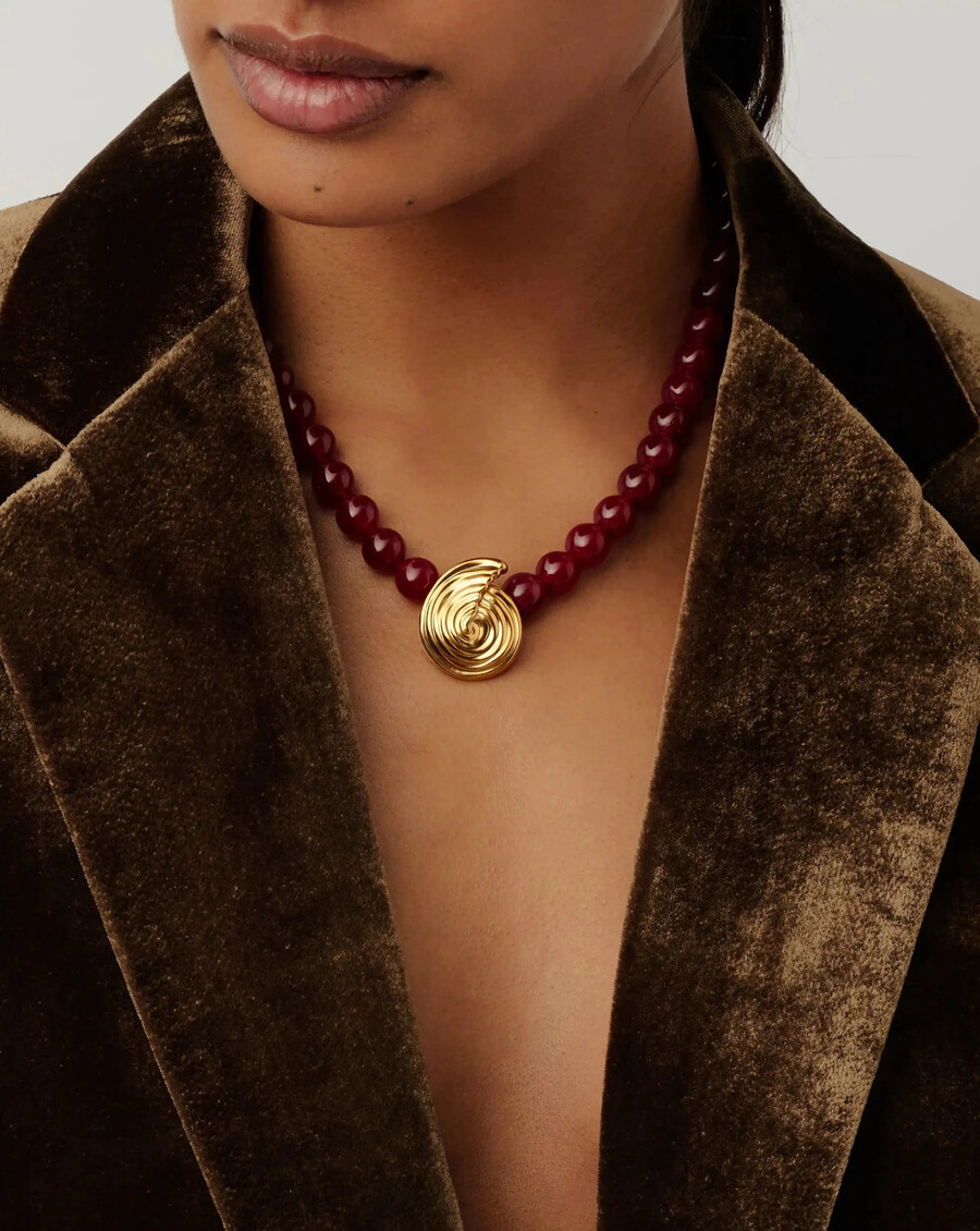 collar con colgante de cuentas de piedras preciosas en espiral - cereza oscuro