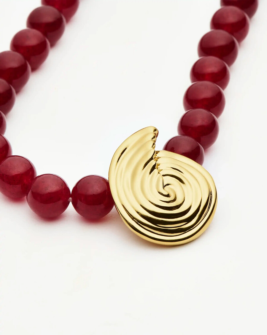 collar con colgante de cuentas de piedras preciosas en espiral - cereza oscuro
