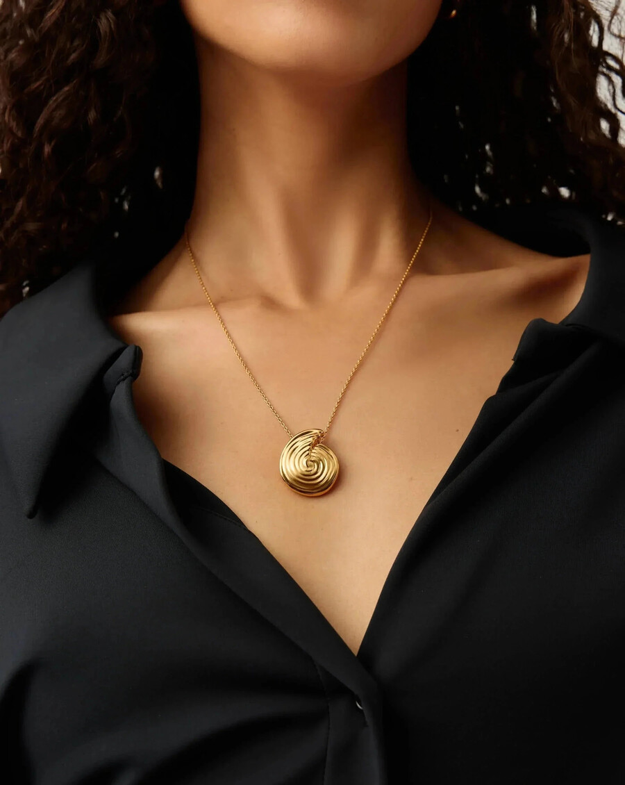 collar con colgante grande en espiral