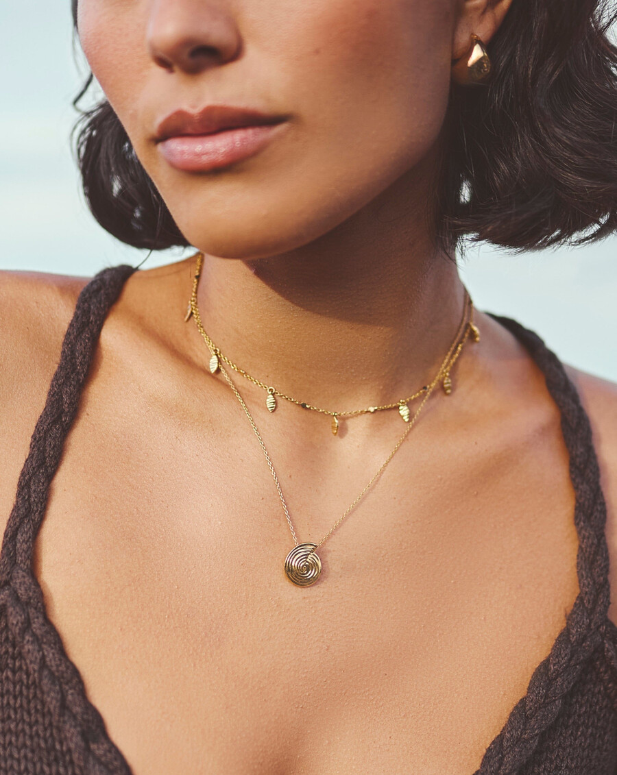collar con mini colgante en espiral