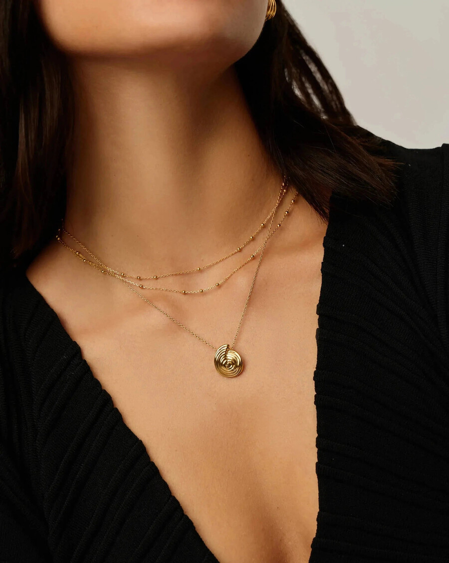 collar con mini colgante en espiral