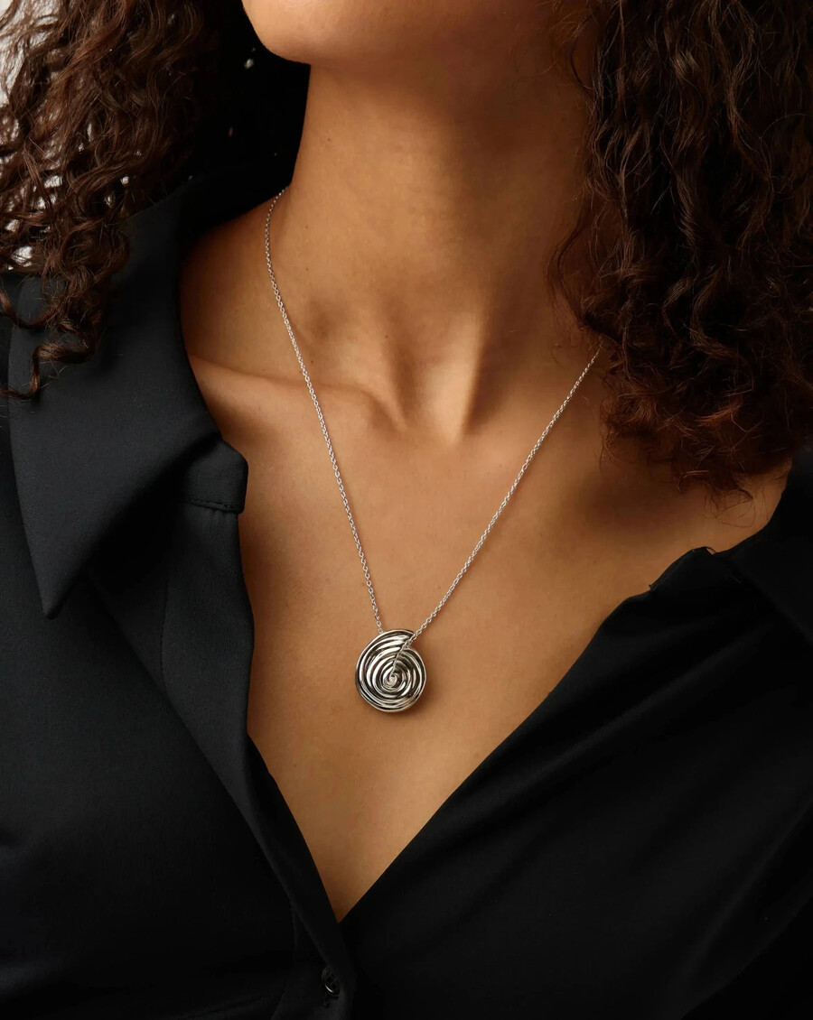 collar con colgante grande en espiral