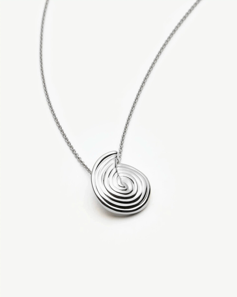 collar con mini colgante en espiral
