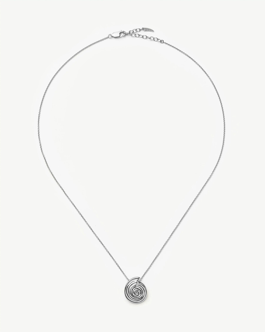 collar con mini colgante en espiral