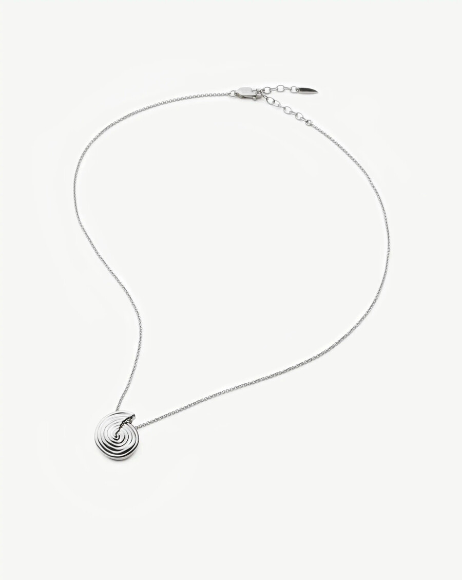 collar con mini colgante en espiral