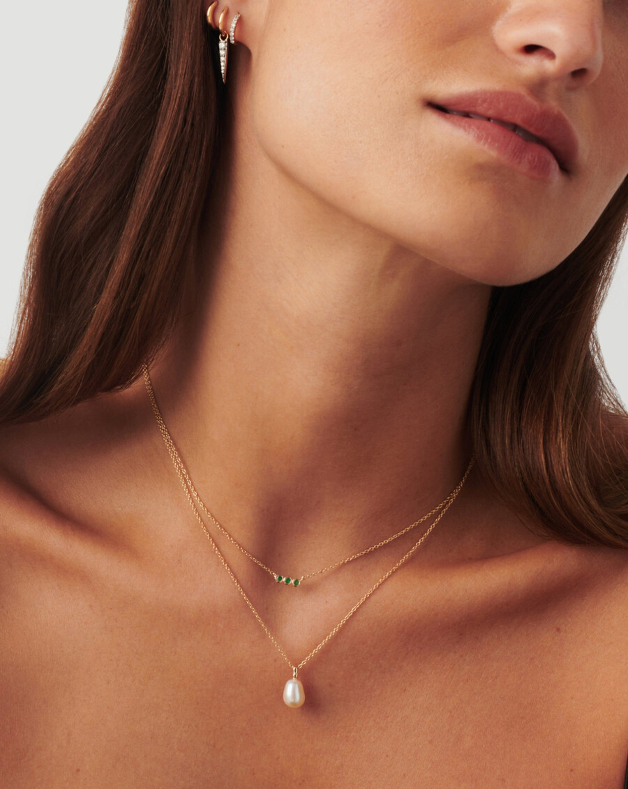 collar de trío de solitarios de esmeralda fina