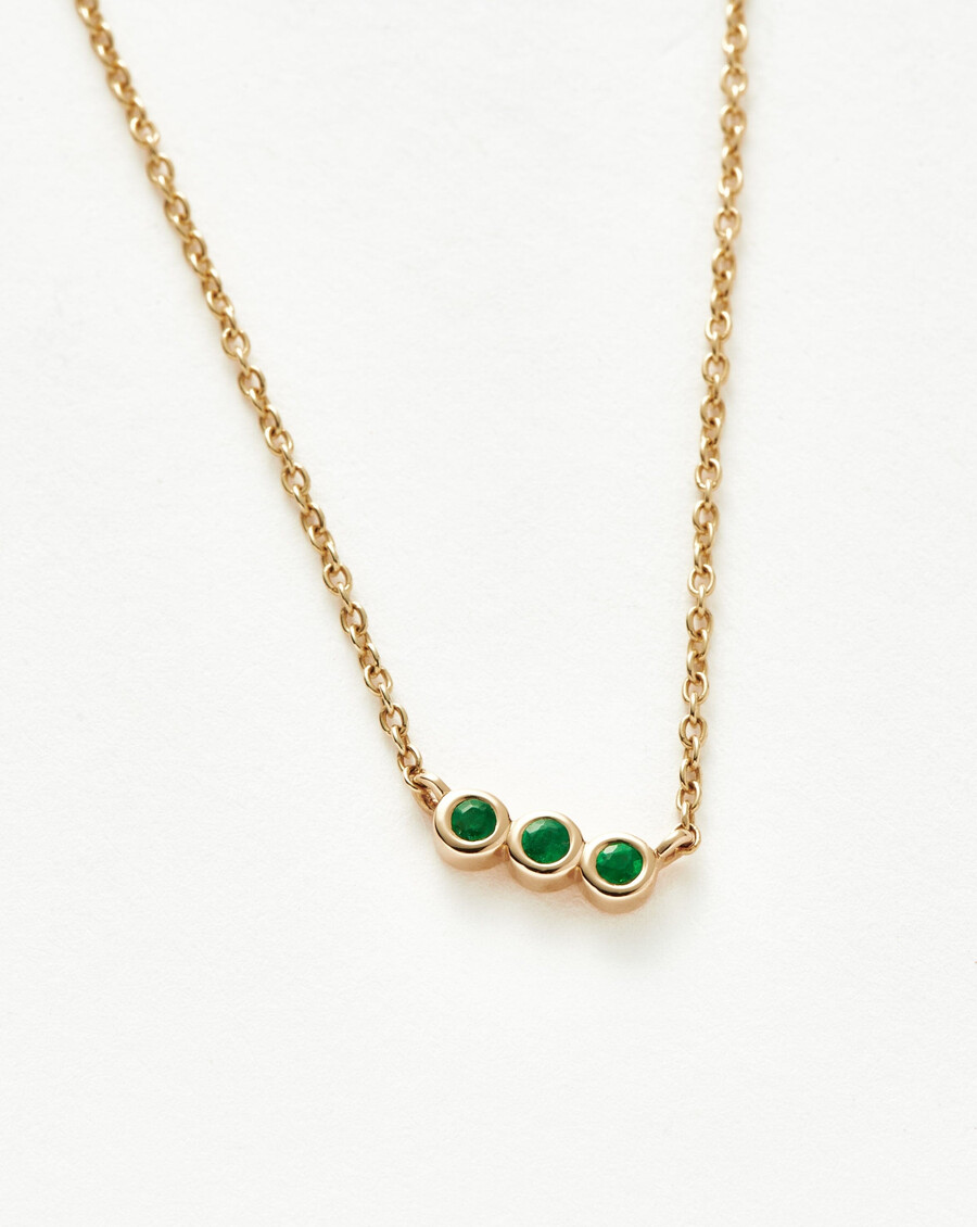 collar de trío de solitarios de esmeralda fina