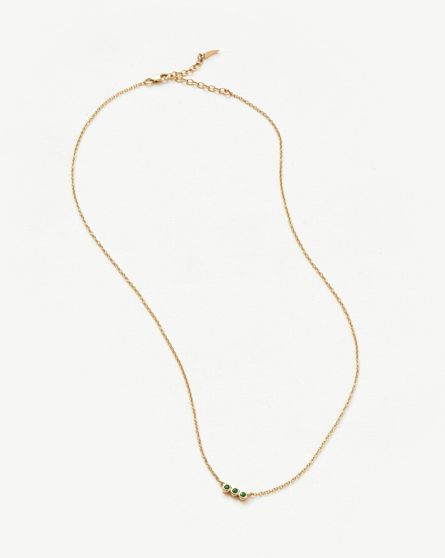 collar de trío de solitarios de esmeralda fina