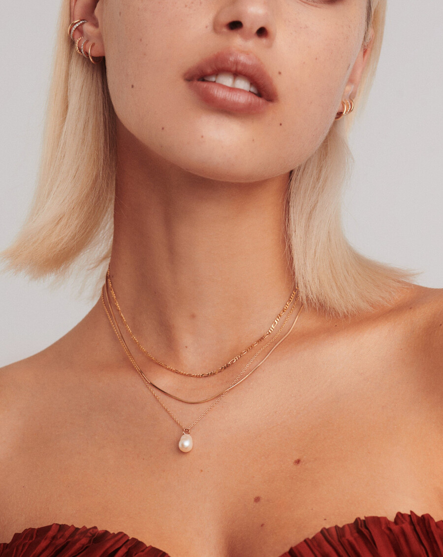 collar con colgante orgánico de perla barroca fina