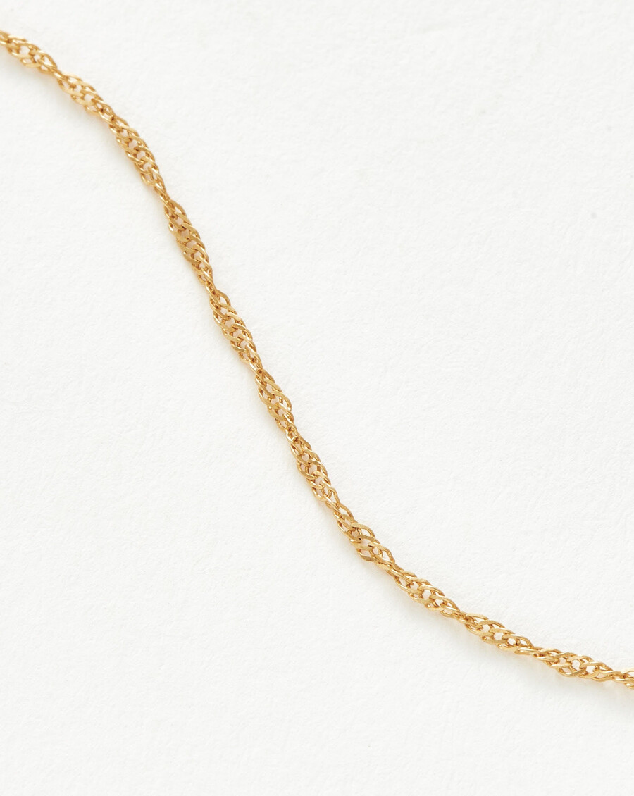 collar de cadena corta fina y retorcida
