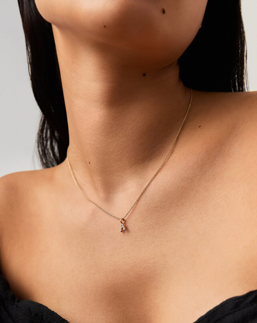 collar mini colgante de oro con inicial a de diamante fino