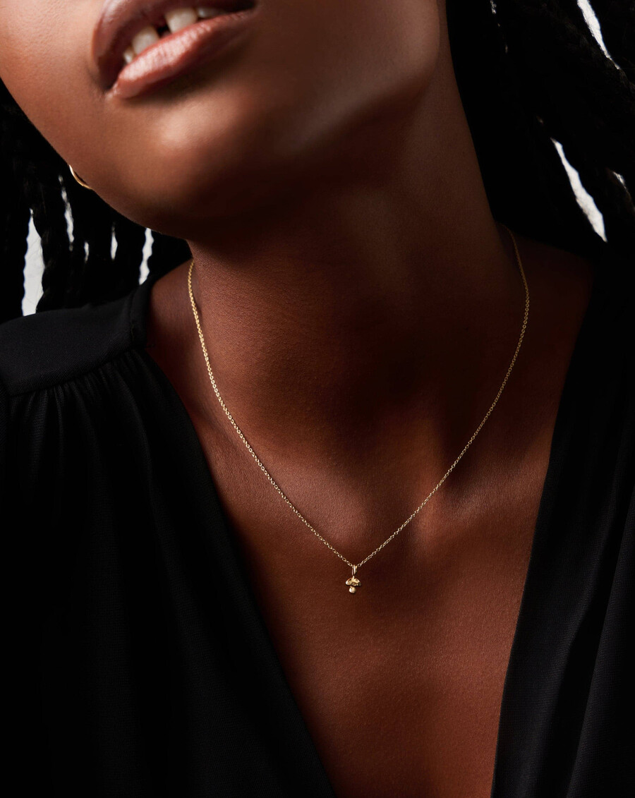 collar con mini colgante de hongo y diamantes en oro macizo de 14 k