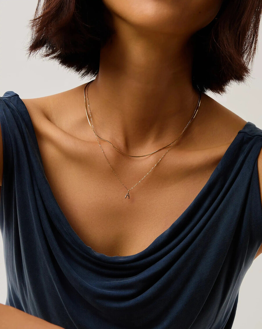 collar con mini colgante de inicial fina - a