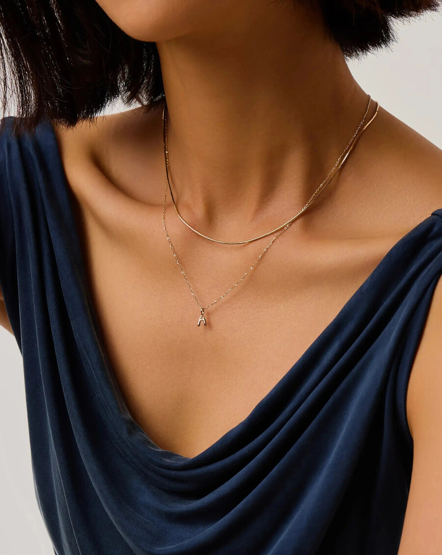 collar con mini colgante de inicial fina - a