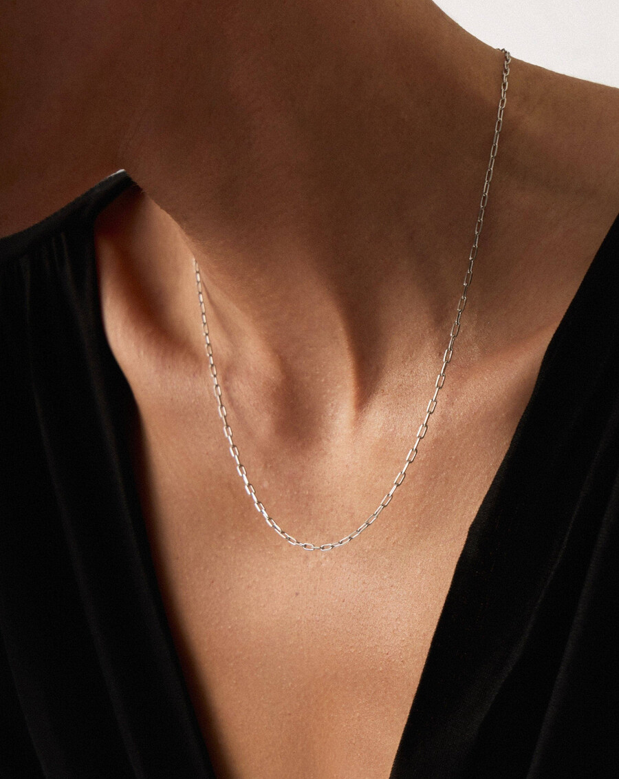 collar clásico con cadena de clip de oro blanco macizo de 14 k