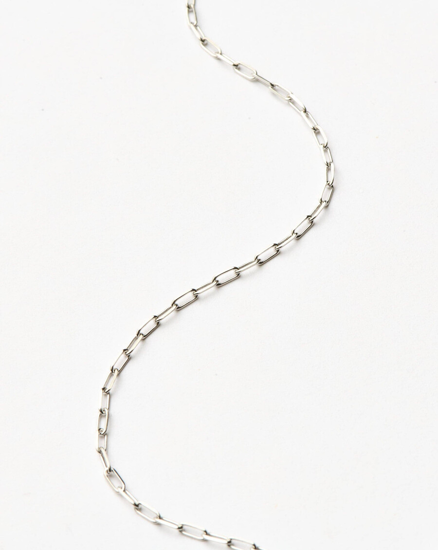 collar clásico con cadena de clip de oro blanco macizo de 14 k