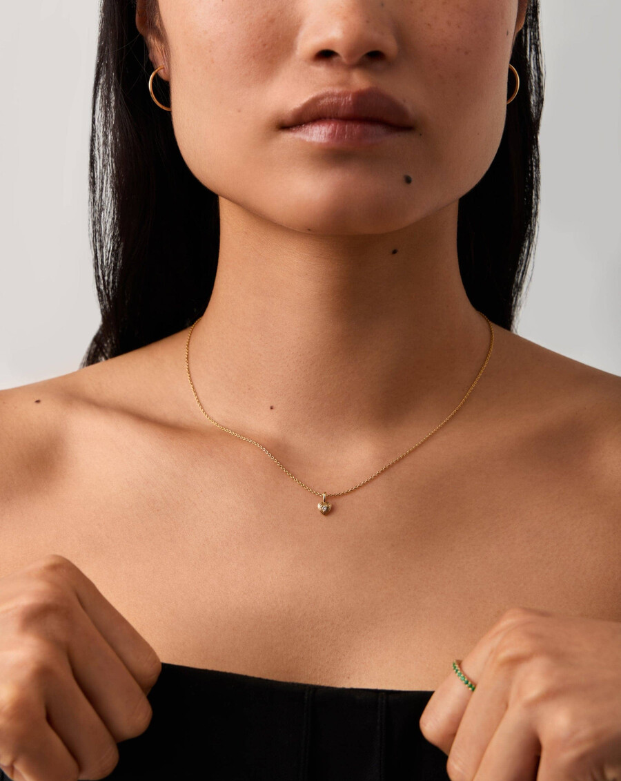 collar con mini colgante de corazón de diamantes en oro macizo de 14 k