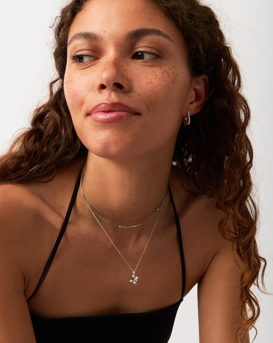 collar con colgante de átomo