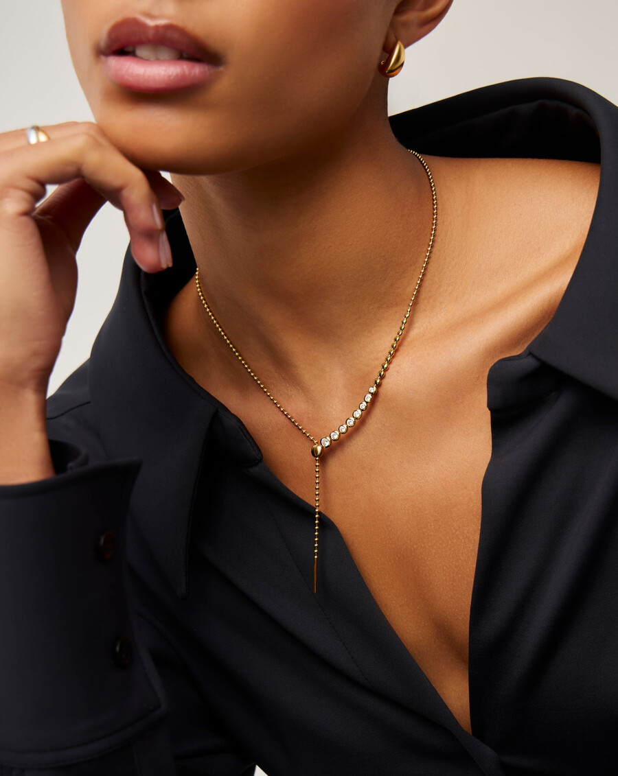 collar de oro con lazo y cuentas de piedra
