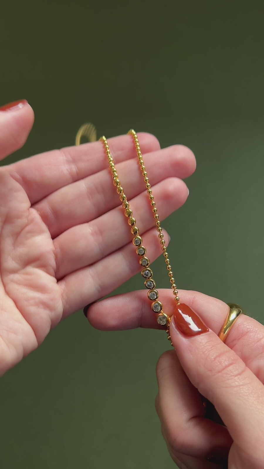 collar de oro con lazo y cuentas de piedra