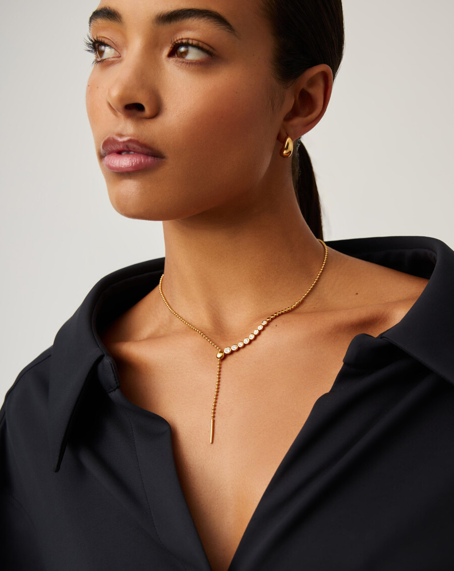 collar de oro con lazo y cuentas de piedra