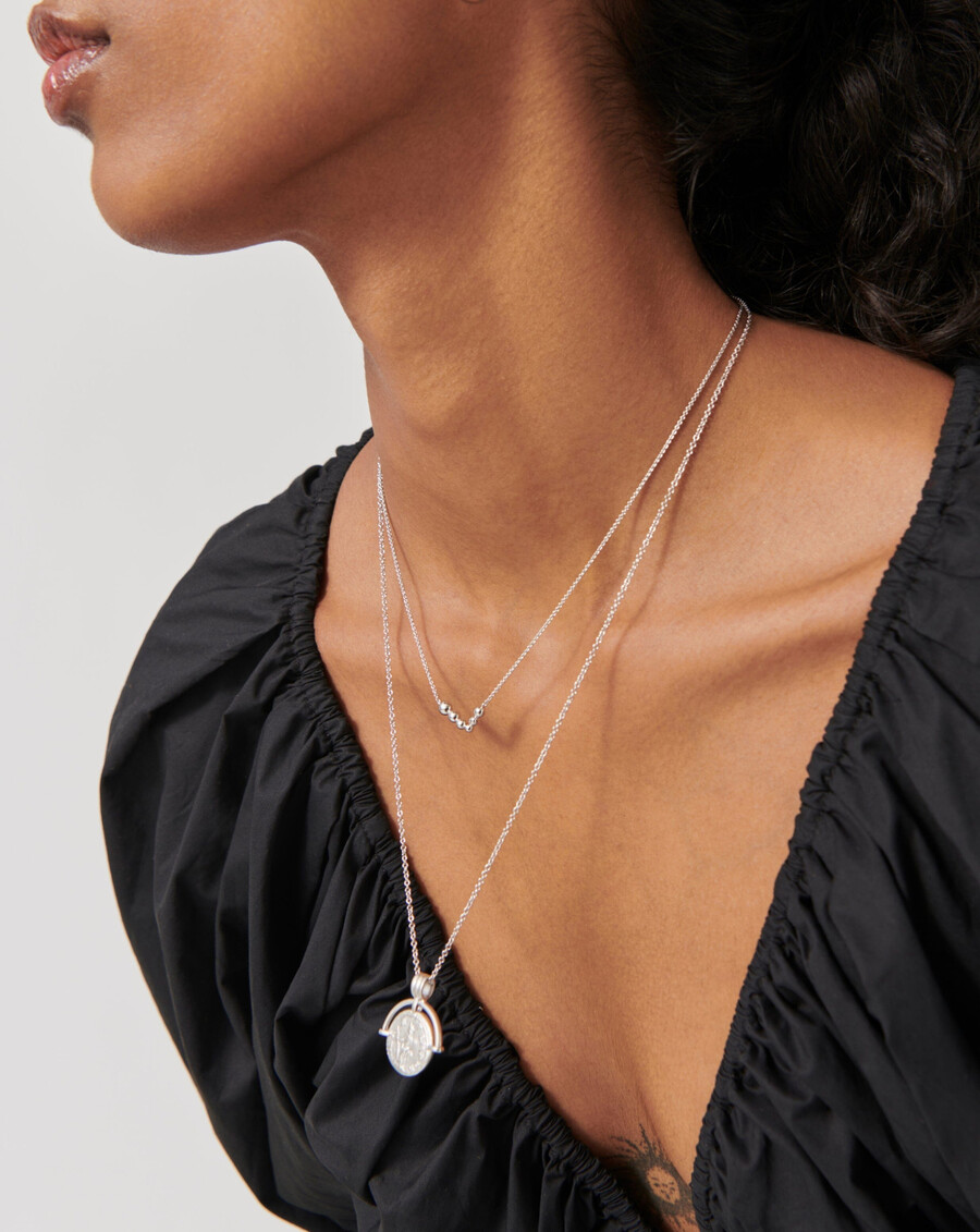 collar flotante de cuentas